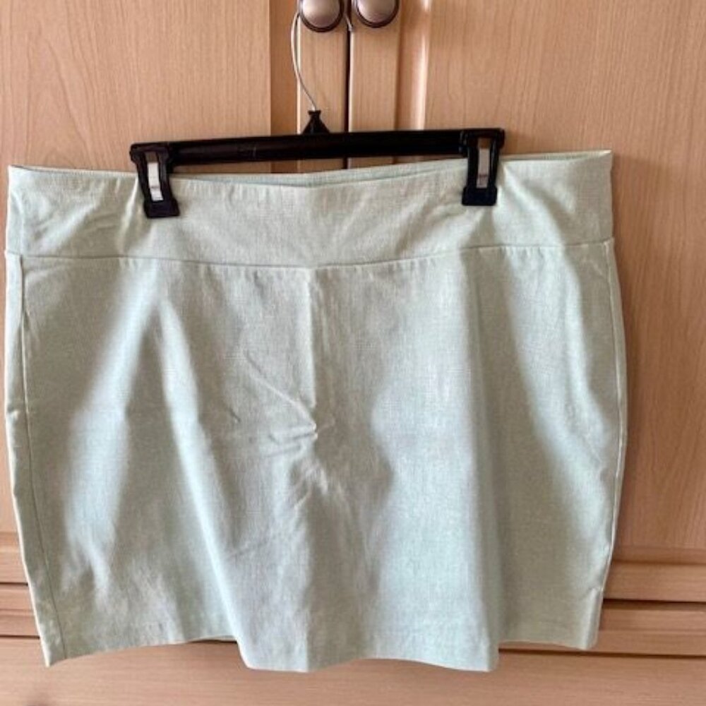 Mint green / white skort